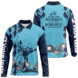 Polo pétanque sable beige détail boules réalistes silhouette joueur lancer damier élégant