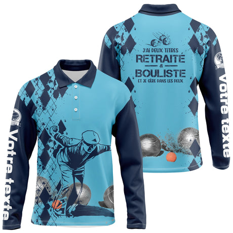 Polo pétanque sable beige détail boules réalistes silhouette joueur lancer damier élégant