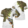 T-shirt all-over pêche brochet camouflage marais vert et brun motif brochet vert moucheté en attaque prénom personnalisé