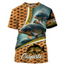 T-shirt carpiste personnalisé orange noir avec carpe et motif écailles dorées, lettrage Carpiste et prénom imprimé