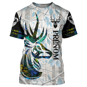 T-shirt chasse cerf camouflage hiver bleu turquoise avec crâne de cerf à grand bois stylisé et arabesques végétales, prénom