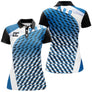 Polo sport femme motif géométrique tricolore bleu noir blanc coupe cintrée tissu technique respirant