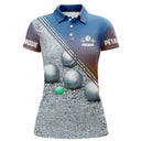 Polo pétanque bleu marine et orange femme avec boules métalliques sur terrain et cochonnet, prénom personnalisé