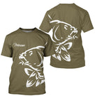 T-shirt pêche carpe personnalisé kaki avec silhouette blanche de carpe et prénom calligraphié