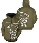 Sweat à capuche zippé pêche carpe kaki silhouette blanche design halieutique épuré et prénom