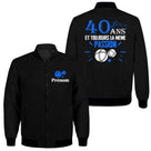 Veste zippée 40 ans pétanque noire avec slogan 40 Ans même passion typographie bleu vif