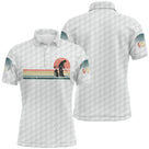 Polo golf blanc homme avec effet balle de golf et silhouette golfeur rétro vintage devant coucher de soleil
