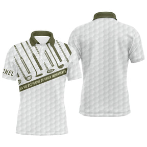 Polo de golf balle alvéolée blanche col vert kaki avec slogan La vie est pleine de choix importants au dos, prénom brodé