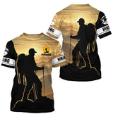 T-shirt randonnée Hiking personnalisé noir et jaune ambré avec randonneur silhouette et montagnes
