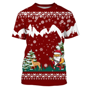 Pull Noël rouge bordeaux avec Père Noël poursuivant un cerf en montagne enneigée, sapins et flocons jacquard