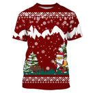 Pull Noël rouge bordeaux avec Père Noël poursuivant un sanglier en montagne enneigée, sapins et flocons jacquard