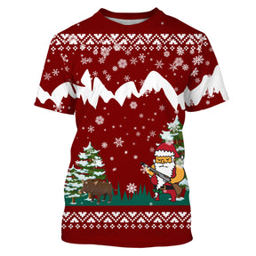 Pull Noël rouge bordeaux avec Père Noël poursuivant un sanglier en montagne enneigée, sapins et flocons jacquard