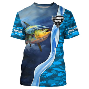 T-shirt pêche thon humour avec slogan Près des thons loin des cons en bandes jaunes sur fond bleu marine motif vagues