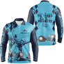 Polo pétanque bleu turquoise détail boules réalistes silhouette joueur lancer damier élégant