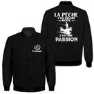 Sweat capuche zippé pêche passion noir avec slogan La Pêche c'est pas une mode et silhouette pêcheur