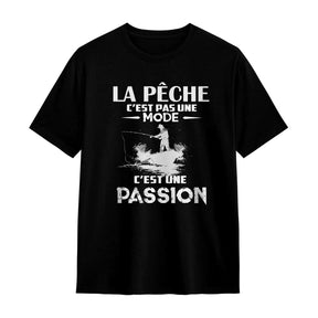 T-shirt pêche passion noir avec design pêcheur stylisé et message La Pêche c'est une Passion