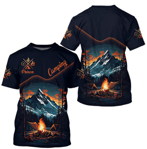 T-shirt camping personnalisé bleu marine avec montagne enneigée tente feu de camp orange et prénom