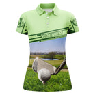 Polo golf vert clair femme avec terrain de golf, balle et club stylisé, prénom personnalisé