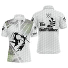 Polo de golf The Golffather avec silhouette golfeur en swing et lettrage cinéphile au dos sur texture balle alvéolée blanche