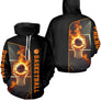 Sweat à capuche basketball noir avec design ballon en flammes et prénom imprimé sur la manche