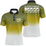 Polo golf homme bleu ciel dégradé balle bas clubs alignés slogan La Vie Pleine Choix Importants Golf cœur