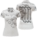 Polo golf femme camouflage blanc gris quatre clubs alignés noirs inscription Golf coupe cintrée tissu respirant