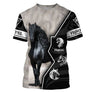 T-shirt cheval frison personnalisé noir et blanc avec portrait du frison robe noire en mouvement