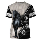 T-shirt cheval frison personnalisé noir et blanc avec portrait du frison robe noire en mouvement