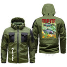 Veste softshell pêche truite vert kaki avec poisson multicolore au dos et prénom brodé sur le torse