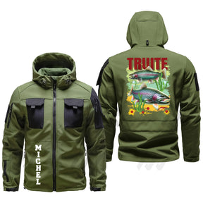 Veste softshell pêche truite vert kaki avec poisson multicolore au dos et prénom brodé sur le torse