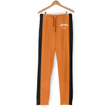 Pantalon pétanque noir vue cheville coupe slim ajustée bandes jaunes silhouette moderne