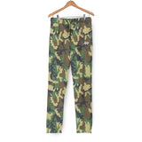 Pantalon camouflage vert kaki vue cheville coupe slim ajustée silhouette moderne outdoor