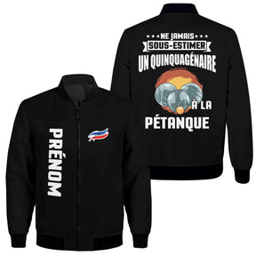 Veste pétanque bomber noir quinquagénaire message ne jamais sous-estimer illustration boules soleil orange tricolore
