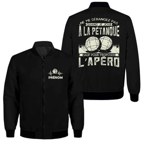 Veste bomber pétanque noire homme avec slogan Ne me dérangez pas, sauf pour l'apéro et boules, prénom et logo torse