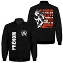 Veste bomber pétanque noire homme avec slogan Ta première erreur penser débutant et silhouette joueur, prénom personnalisé