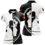 Polo de golf femme bicolore noir blanc silhouettes golfeuses drapeau suisse coupe ajustée féminine