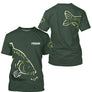 T-shirt pêche carpe vert profond avec carpe stylisée en plongée et prénom calligraphié torse
