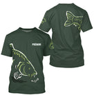 T-shirt pêche carpe vert profond avec carpe stylisée en plongée et prénom calligraphié torse