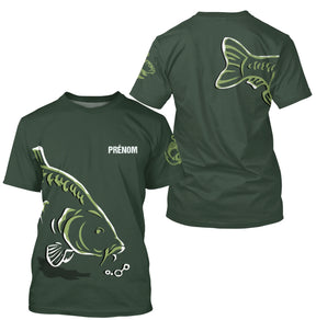 T-shirt pêche carpe vert profond avec carpe stylisée en plongée et prénom calligraphié torse