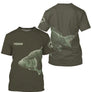 T-shirt pêche carpe kaki avec silhouette de carpe en plongée et prénom de pêcheur poitrine
