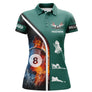 Polo billard vert foncé femme avec boule de la 8 enflammée et silhouettes billardistes, prénom personnalisé