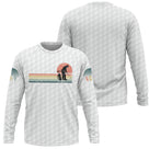 T-shirt manches longues golf vintage blanc avec design rétro golfeur et soleil dégradé multicolore