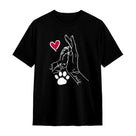 T-shirt complicité homme chien noir avec design patte et main jointes coeur rouge prénoms Lucky Louis