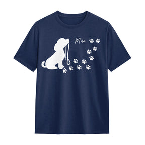 T-shirt chien silhouette bleu marine avec design chien assis tenant laisse et personnalisation prénom