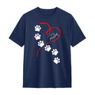 T-shirt chien empreintes bleu marine avec design pattes blanches montant vers cœur et prénom