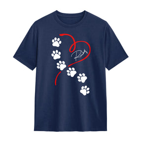 T-shirt chien empreintes bleu marine avec design pattes blanches montant vers cœur et prénom