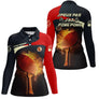 Polo ping pong manches longues homme noir et rouge avec raquette en feu et balles en mouvement