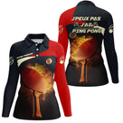 Polo ping pong manches longues homme noir et rouge avec raquette en feu et balles en mouvement