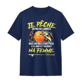 T-shirt pêcheur humour bleu marine avec design poisson stylisé et inscription Ma Femme personnalisable