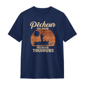 T-shirt pêcheur vintage bleu marine avec design soleil orange couchant et silhouette pêcheur barque